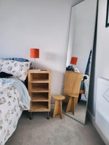 Ein Bett oder Betten in einem Zimmer der Unterkunft Private room in townhouse near Heathrow & Windsor