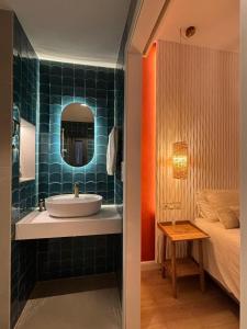 La salle de bains est pourvue d'un lavabo et d'un miroir. dans l'établissement Hostal Barcelona Centro, à Barcelone