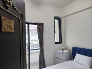 1 dormitorio con cama y ventana en Dahu Yipinyuan B&B, en Ta-hu