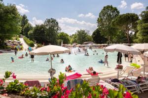 a group of people swimming in a swimming pool at Hotel La Diga Altomincio in Valeggio sul Mincio