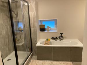 W łazience znajduje się prysznic i umywalka. w obiekcie Jutphaas Loft Appartement w mieście Nieuwegein