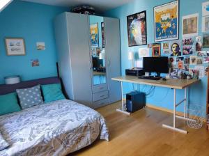 1 dormitorio con 1 cama y escritorio con ordenador en Chambre proche paris JO 2024, en Chaumontel