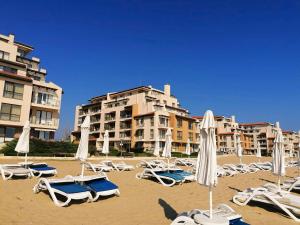 オブゾルにあるОбзор Бийч Апартаменти - Obzor Beach Apartmentsのビーチでのラウンジチェアとパラソルの数々 +32枚の写真