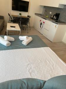 un soggiorno con letto e cucina di HADRİANS TOWER a Antalya (Adalia)
