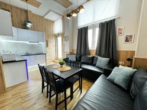 una sala de estar con un sofá y una mesa en Lliri 32, en Valencia