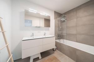 Et badeværelse på Huswell - Modern new apartment with pool access and parking + 36 billeder