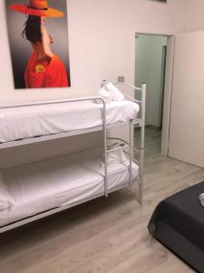 利尼亞諾薩比亞多羅的住宿－Hotel Amalfi & Dépendance，一间设有两张双层床的房间,一张女人的照片