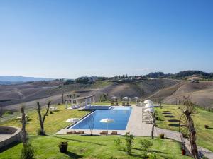 uma imagem de uma villa com piscina em Villa Etru - Volterra, Tuscany em Peccioli