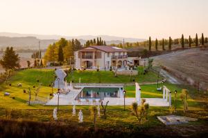 uma casa numa colina relvada com piscina em Villa Etru - Volterra, Tuscany em Peccioli