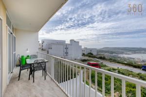 balcone con 2 sedie e tavolo con vista di Top of the world 2BR home with spectacular views by 360 Estates a Mellieħa
