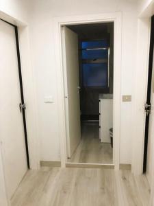 リニャーノ・サッビアドーロにあるHotel Amalfi & Dépendanceの空き部屋(バスルームにつながるドア付)
