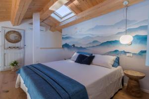um quarto com uma cama com um quadro na parede em Villa Gea 12 em Fermignano