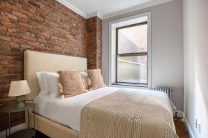 Una cama o camas en una habitación de Blueground Soho wd nr shops groceries NYC-1430