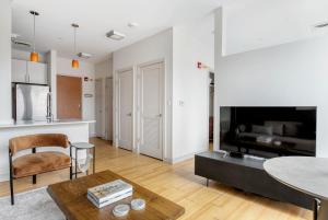 Zona de estar de South Boston jr 1br w roof wd nr red line BOS-889