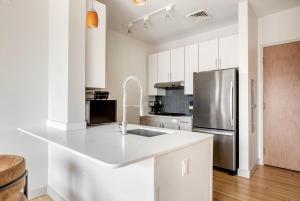 A kitchen or kitchenette at South Boston jr 1br w roof wd nr red line BOS-889