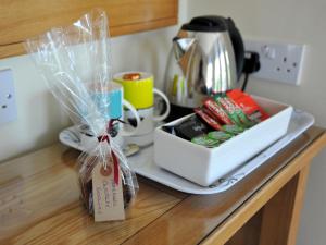 uma bancada com um tabuleiro com um recipiente de alimentos em Abbey Guest House York em York