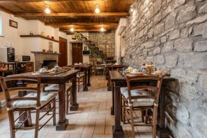 Reštaurácia alebo iné gastronomické zariadenie v ubytovaní IL RICHIASTRO MEDIEVALE + 37 fotografií