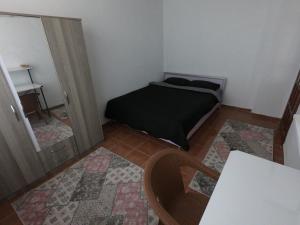 Habitación pequeña con cama y mesa en Gazipasa/Alanya Airport Apt 5minBEACH/5minAIRPORT, en Gazipasa