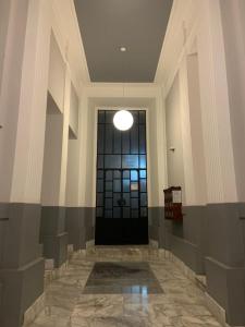 een hal met een zwarte deur in een gebouw bij Bari Downtown Luxury Apartment in Bari