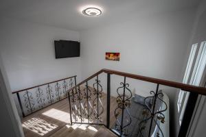 una escalera con TV en una pared blanca en AT030 Babilònia, en Torredembarra