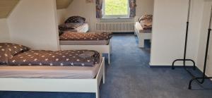 fila de camas en una habitación con en Sson FeWo, en Hiddenhausen