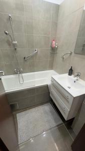 y baño con bañera, lavamanos y ducha. en Fogarasi - Relax Island, en Budapest