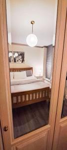 倫敦的住宿－London Docklands RiverSide Apartment，一间卧室设有一张大床和窗户