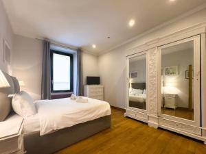 una camera da letto con un grande letto bianco e una finestra di Maison Vittorio Borgo Pio a Roma