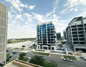 vistas a una ciudad con edificios altos y una calle en The Seaside Charm Al Zeina505C1, en Abu Dabi