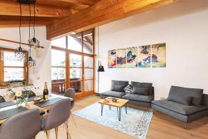 雷特温克尔MyWinkl Design-Ferienwohnungen的带沙发和桌子的客厅