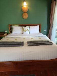 Кровать или кровати в номере Baan I Ta Lay Koh Yao Noi
