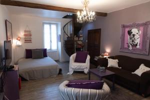 salon z kanapą i łóżkiem w obiekcie La p'tite maison w mieście Blacy