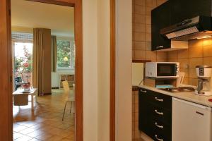 a kitchen with a counter top and a microwave at Front Lake 2 Bardolino in Bardolino