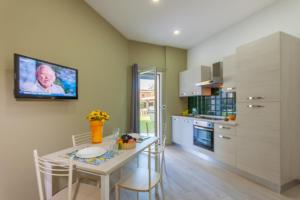 Η κουζίνα ή μικρή κουζίνα στο Casa Smeralda a 200m From The Sea - Happy Rentals