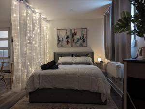 um quarto com uma cama com luzes em bedford - Urban escape em Montreal