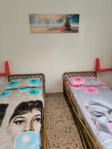 Een bed of bedden in een kamer bij TamarHouse Sperlonga Casa Naila