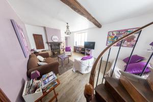 widok z góry na salon z kanapą w obiekcie La p'tite maison w mieście Blacy