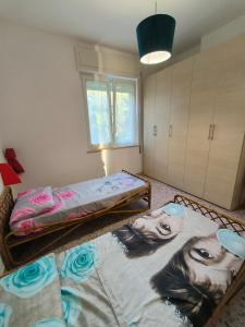 een slaapkamer met 2 bedden en een raam bij TamarHouse Sperlonga Casa Naila in Sperlonga