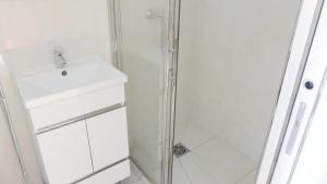 フロンティニャンにあるLA ORANAのバスルーム(シャワー、シンク付)