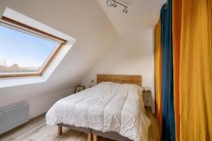 a bedroom with a bed and a window at Maison avec piscine pour 8 - 500m de la plage in Plobannalec-Lesconil +20 photos