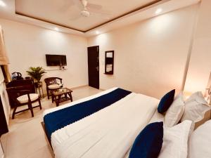 sypialnia z dużym łóżkiem w pokoju w obiekcie The Pacific Grand Haridwar w mieście Haridwar