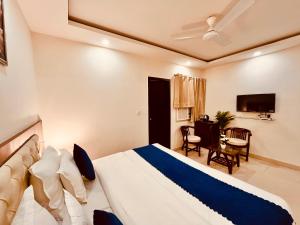 um quarto com uma cama grande num quarto em The Pacific Grand Haridwar em Haridwar