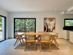 聖拉斐爾的住宿－Villa 443，一间带木桌和椅子的用餐室