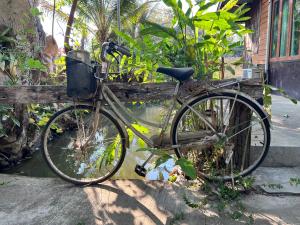 ein Fahrrad, das neben einem Holzzaun parkt in der Unterkunft Baan rabiang Pai บ้านระเบียงปาย in Pai