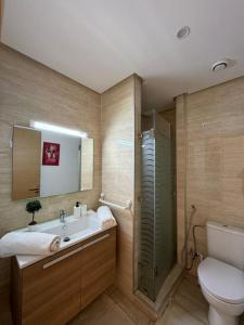 uma casa de banho com um WC, um lavatório e um chuveiro em Superbe appartement vue sur mer em Salé