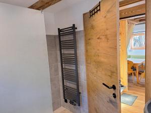 DonnersbachにあるLeitnerbauer's Troadkastenの木製のドアとテーブル付きのバスルーム