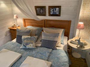 1 dormitorio con cama con almohadas y mesa en Ferien Haus am Feldgarten für 2 bis 9 Personen, en Raubling