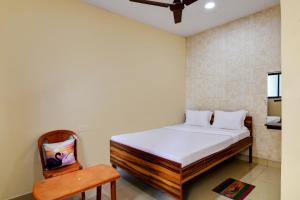 1 dormitorio pequeño con 1 cama y 1 silla en OYO Hotel Lake View en Ranchi