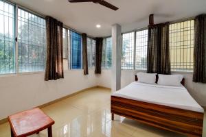A bed or beds in a room at OYO Hotel Lake View