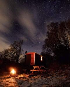 uma cabana sob um céu estrelado à noite em Nab Shepherd's Hut em Rydal